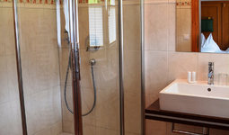 Unsere Badezimmer laden Sie und Ihre Familie mit ausreichend Platz ein.